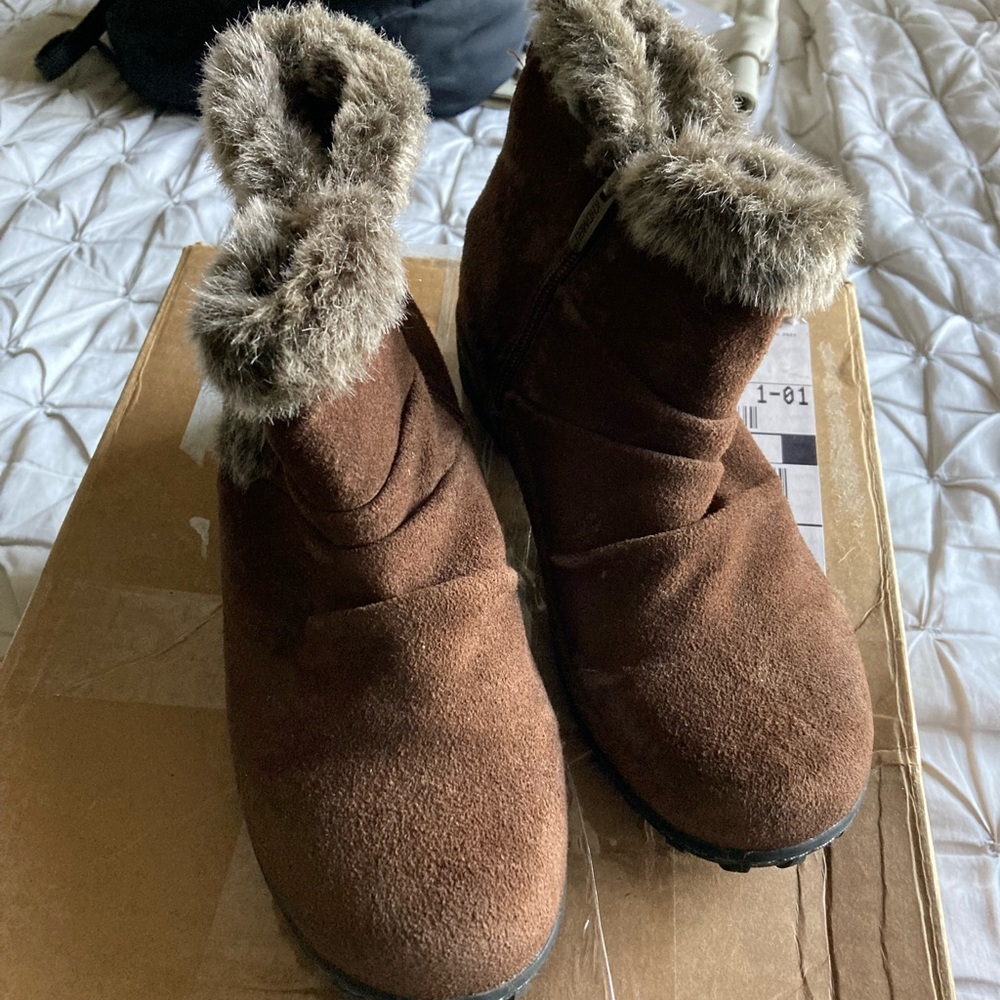 Women’s suede boots